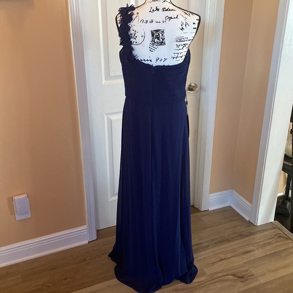 Pleated bodice flower one shoulder detailing chiffon dress, size 12. - Picture 4 of 5